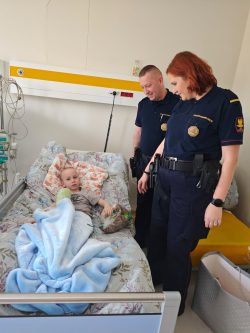 Funkcjonariusze SOK odwiedzili dzielnych bohaterów z oddziału onkologii dziecięcej