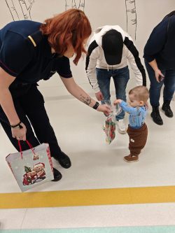 Funkcjonariusze SOK odwiedzili dzielnych bohaterów z oddziału onkologii dziecięcej