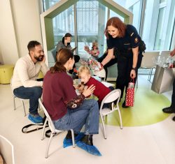 Funkcjonariusze SOK odwiedzili dzielnych bohaterów z oddziału onkologii dziecięcej