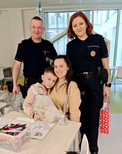 Funkcjonariusze SOK odwiedzili dzielnych bohaterów z oddziału onkologii dziecięcej
