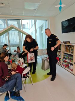 Funkcjonariusze SOK odwiedzili dzielnych bohaterów z oddziału onkologii dziecięcej