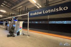 Nocne ćwiczenia antyterrorystyczne na stacji kolejowej w Krakowie-Balicach