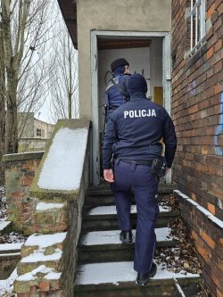 Los osób w kryzysie bezdomności nie jest obojętny funkcjonariuszom Straży Ochrony Kolei i Policji