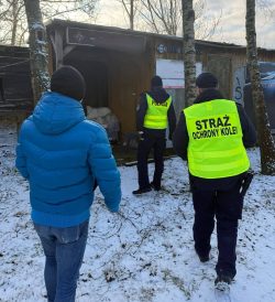 Los osób w kryzysie bezdomności nie jest obojętny funkcjonariuszom Straży Ochrony Kolei i Policji