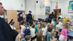 Spotkania edukacyjne funkcjonariuszy SOK w szkołach na temat bezpiecznych ferii