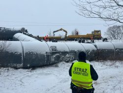 Wykolejone wagony z olejem napędowym