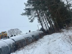 Wykolejone wagony z olejem napędowym