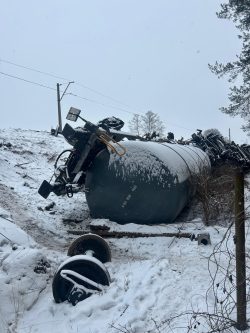 Wykolejone wagony z olejem napędowym