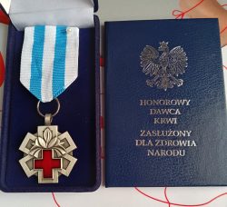 Gdański funkcjonariusz SOK uhonorowany odznaką „Honorowy Dawca Krwi - Zasłużony dla Zdrowia Narodu”