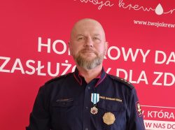 Gdański funkcjonariusz SOK uhonorowany odznaką „Honorowy Dawca Krwi - Zasłużony dla Zdrowia Narodu”
