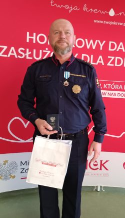 Gdański funkcjonariusz SOK uhonorowany odznaką „Honorowy Dawca Krwi - Zasłużony dla Zdrowia Narodu”