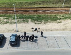Mazowiecka Straż Ochrony Kolei i Policja zacieśniają współpracę – wspólne szkolenie z wykorzystania dronów