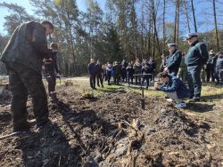 �?ódzcy funkcjonariusze Straży Ochrony Kolei przyłączyli się do akcji wspólnego sadzenia lasu