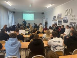 Rozmawiali z młodzieżą o zagrożeniach związanych z handlem ludźmi