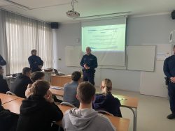 Rozmawiali z młodzieżą o zagrożeniach związanych z handlem ludźmi