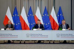 Odprawa Ministra MSWiA z szefami służb zaangażowanymi w strzeżenie granic i porządku publicznego