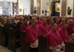 Eucharystia w katedrze polowej z udziałem przedstawicieli Straży Ochrony Kolei