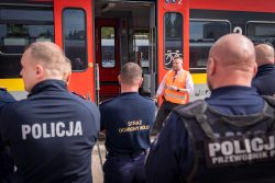 Wspólne ćwiczenia przewodników psów służbowych SOK i Policji na terenie �?KA