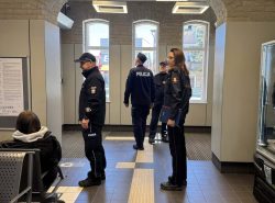 Puccy funkcjonariusze SOK i policjanci wspólnie dla bezpieczeństwa na dworcu