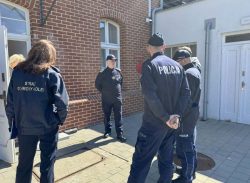 Puccy funkcjonariusze SOK i policjanci wspólnie dla bezpieczeństwa na dworcu