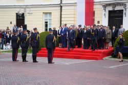 Komendant Główny SOK na uroczystym apelu z okazji Święta Straży Marszałkowskiej