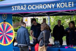 „Bezpieczne Wakacje” – Piknik Służb Mundurowych na dziedzińcu Ministerstwa Finansów W niedzielę, 14 czerwca, dziedziniec Ministerstwa Finansów zamienił się w miejsce pełne radości, zabawy i edukacji. Wszystko za sprawą rodzinnego pikniku „Bezpieczne Wakacje”, zorganizowanego z okazji Dnia Dziecka przez Krajową Administrację Skarbową. W wydarzeniu uczestniczyły liczne służby mundurowe, w tym funkcjonariusze Straży Ochrony Kolei wraz z maskotką formacji – strażnikiem SOKusiem.