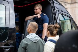 „Bezpieczne Wakacje” – Piknik Służb Mundurowych na dziedzińcu Ministerstwa Finansów W niedzielę, 14 czerwca, dziedziniec Ministerstwa Finansów zamienił się w miejsce pełne radości, zabawy i edukacji. Wszystko za sprawą rodzinnego pikniku „Bezpieczne Wakacje”, zorganizowanego z okazji Dnia Dziecka przez Krajową Administrację Skarbową. W wydarzeniu uczestniczyły liczne służby mundurowe, w tym funkcjonariusze Straży Ochrony Kolei wraz z maskotką formacji – strażnikiem SOKusiem.
