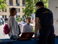 „Bezpieczne Wakacje” – Piknik Służb Mundurowych na dziedzińcu Ministerstwa Finansów W niedzielę, 14 czerwca, dziedziniec Ministerstwa Finansów zamienił się w miejsce pełne radości, zabawy i edukacji. Wszystko za sprawą rodzinnego pikniku „Bezpieczne Wakacje”, zorganizowanego z okazji Dnia Dziecka przez Krajową Administrację Skarbową. W wydarzeniu uczestniczyły liczne służby mundurowe, w tym funkcjonariusze Straży Ochrony Kolei wraz z maskotką formacji – strażnikiem SOKusiem.