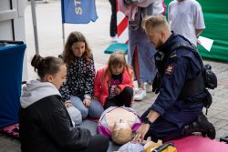 „Bezpieczne Wakacje” – Piknik Służb Mundurowych na dziedzińcu Ministerstwa Finansów W niedzielę, 14 czerwca, dziedziniec Ministerstwa Finansów zamienił się w miejsce pełne radości, zabawy i edukacji. Wszystko za sprawą rodzinnego pikniku „Bezpieczne Wakacje”, zorganizowanego z okazji Dnia Dziecka przez Krajową Administrację Skarbową. W wydarzeniu uczestniczyły liczne służby mundurowe, w tym funkcjonariusze Straży Ochrony Kolei wraz z maskotką formacji – strażnikiem SOKusiem.