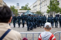 „Bezpieczne Wakacje” – Piknik Służb Mundurowych na dziedzińcu Ministerstwa Finansów W niedzielę, 14 czerwca, dziedziniec Ministerstwa Finansów zamienił się w miejsce pełne radości, zabawy i edukacji. Wszystko za sprawą rodzinnego pikniku „Bezpieczne Wakacje”, zorganizowanego z okazji Dnia Dziecka przez Krajową Administrację Skarbową. W wydarzeniu uczestniczyły liczne służby mundurowe, w tym funkcjonariusze Straży Ochrony Kolei wraz z maskotką formacji – strażnikiem SOKusiem.