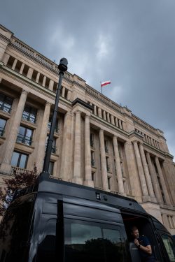 „Bezpieczne Wakacje” – Piknik Służb Mundurowych na dziedzińcu Ministerstwa Finansów W niedzielę, 14 czerwca, dziedziniec Ministerstwa Finansów zamienił się w miejsce pełne radości, zabawy i edukacji. Wszystko za sprawą rodzinnego pikniku „Bezpieczne Wakacje”, zorganizowanego z okazji Dnia Dziecka przez Krajową Administrację Skarbową. W wydarzeniu uczestniczyły liczne służby mundurowe, w tym funkcjonariusze Straży Ochrony Kolei wraz z maskotką formacji – strażnikiem SOKusiem.