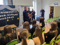 Wspólna prelekcja Straży Ochrony Kolei i Policji na temat Bezpiecznych wakacji oraz zagrożeń związanych z handlem ludźmi