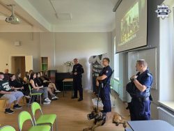 Wspólna prelekcja Straży Ochrony Kolei i Policji na temat Bezpiecznych wakacji oraz zagrożeń związanych z handlem ludźmi