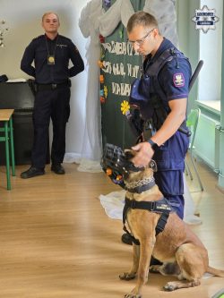 Wspólna prelekcja Straży Ochrony Kolei i Policji na temat Bezpiecznych wakacji oraz zagrożeń związanych z handlem ludźmi