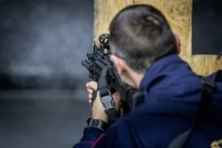 Trening strzelecki – kluczowy element wyszkolenia funkcjonariuszy SOK