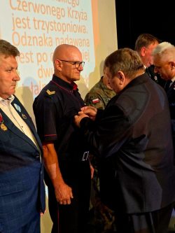 Funkcjonariusze SOK odznaczeni za honorowe krwiodawstwo