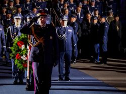 Zastępca Komendanta Głównego SOK oddaje hołd pomordowanym policjantom w Miednoje
