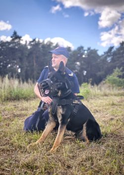 Pies służbowy Straży Ochrony Kolei z przewodnikiem